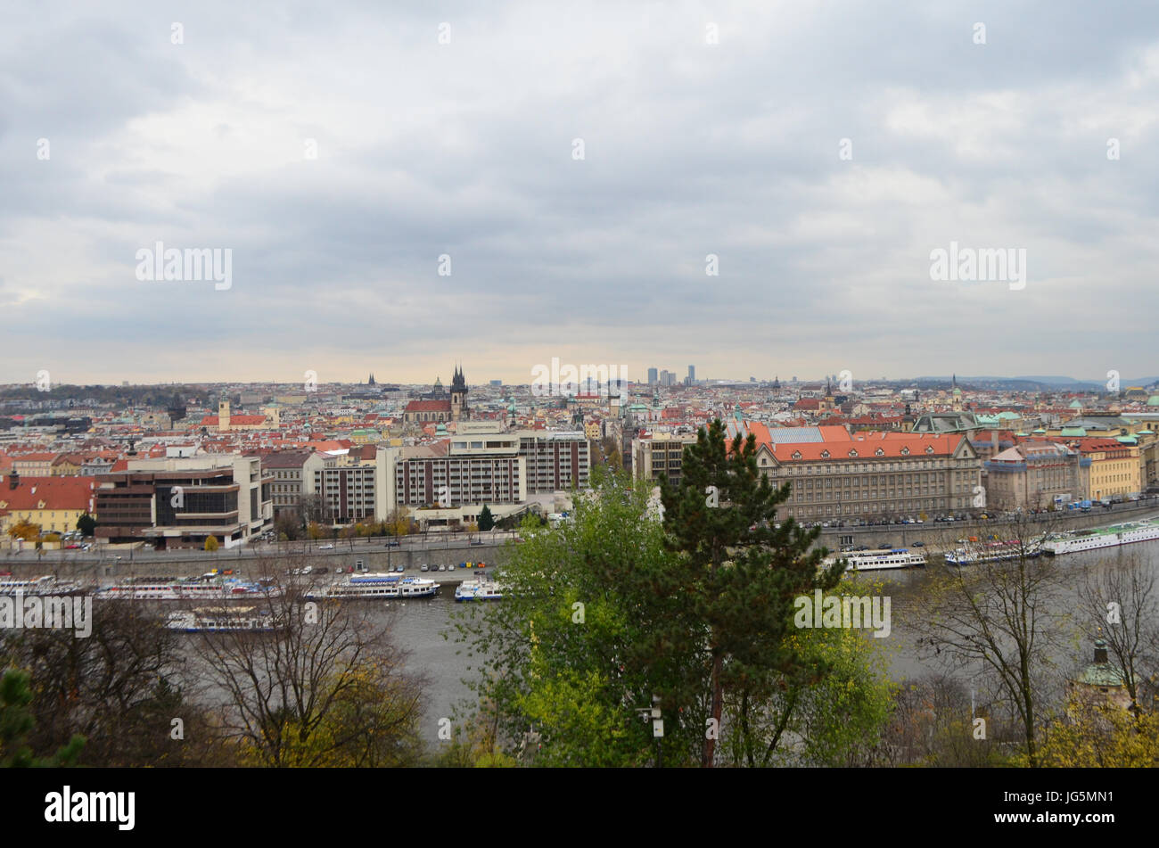 Alto con vistas a la ciudad y el río Vltava desde Letna Park en Praga, República Checa Foto de stock