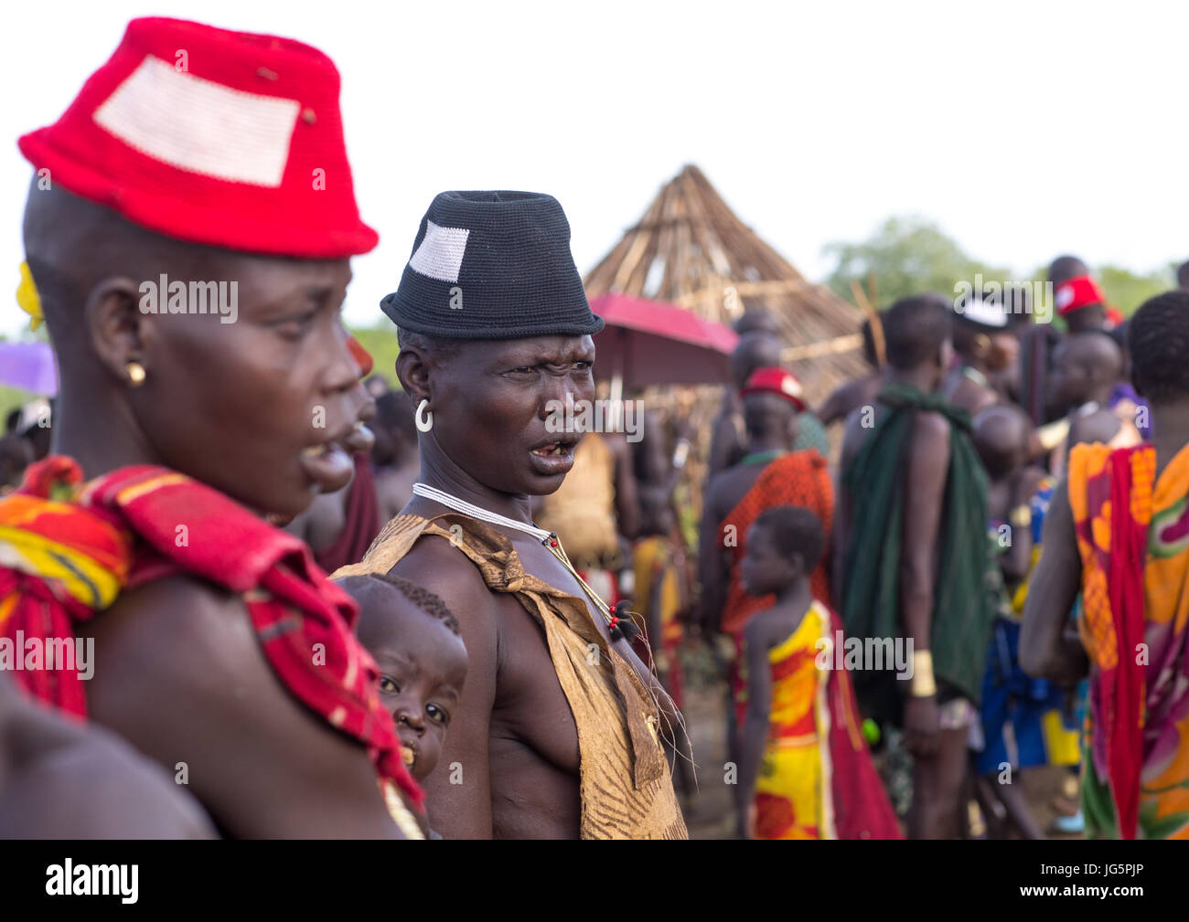 Las mujeres la grasa hombres ceremonia en tribu, omo Hana Mursi, Etiopía Fotografía de stock - Alamy
