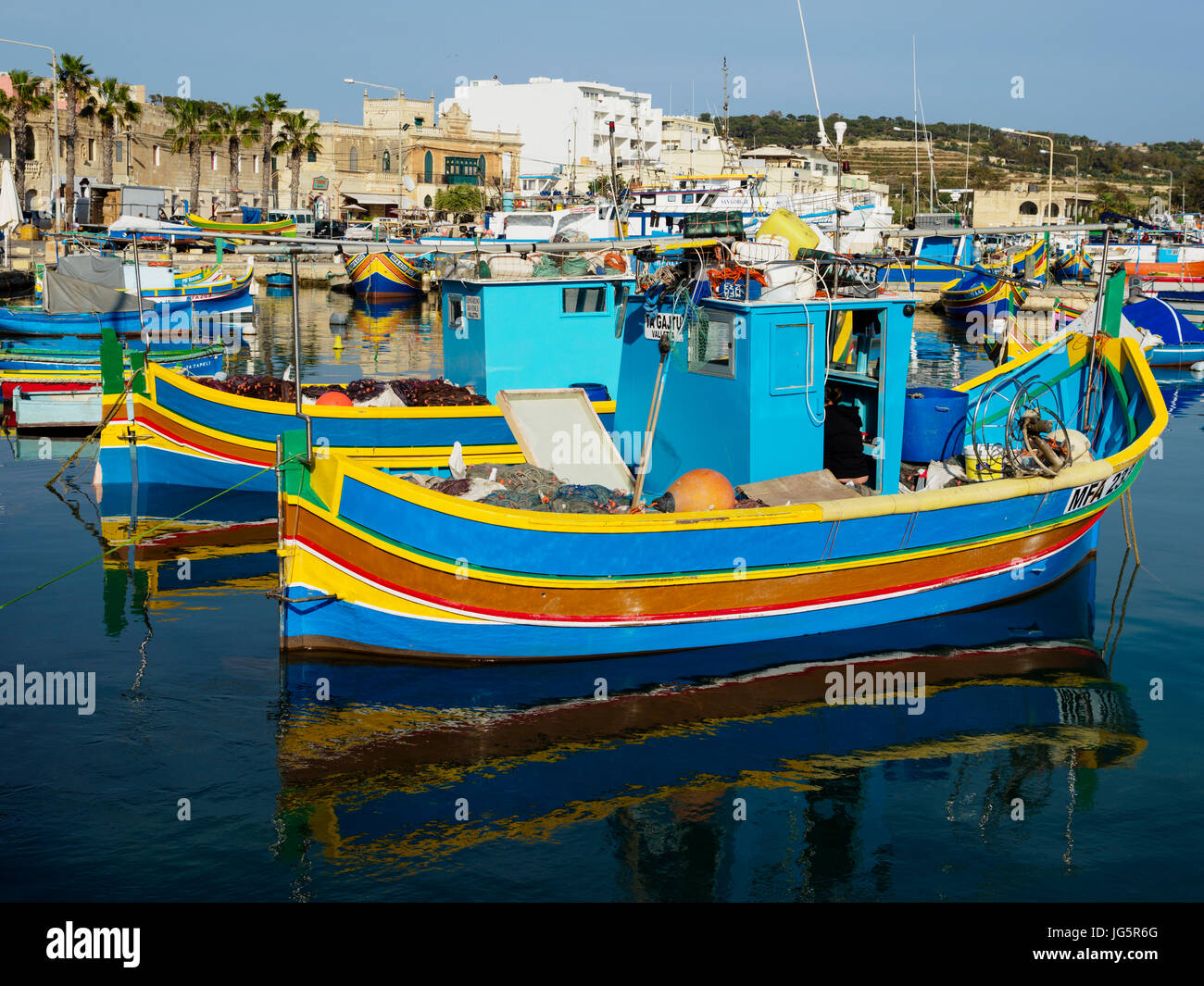 Malta: el colorido de los barcos de pesca en el puerto de Marsaxlokk Foto de stock