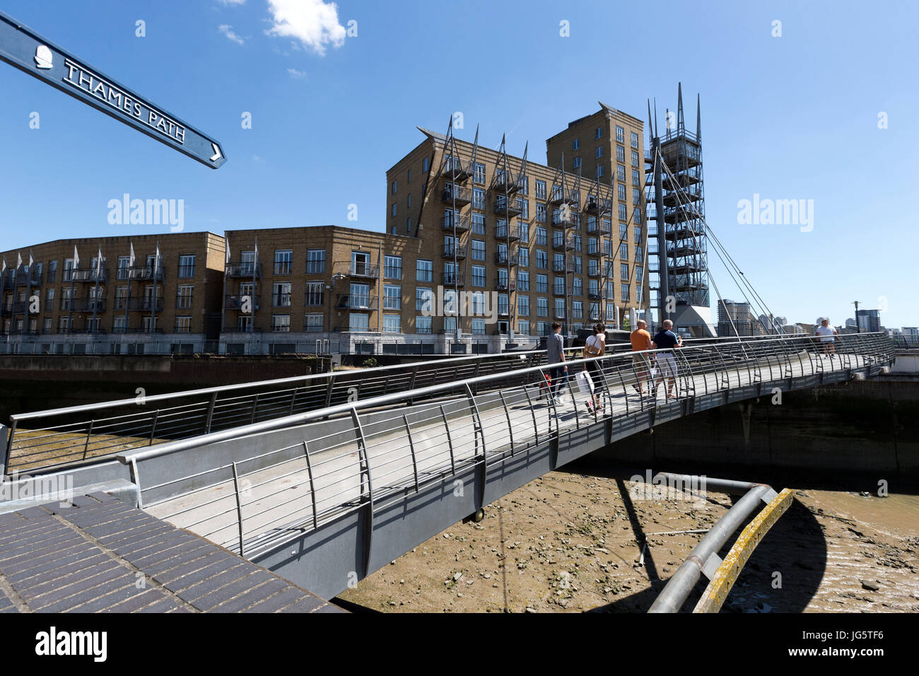 Puente Peatonal sobre una entrada del río Támesis, calle angosta, Limehouse, Tower Hamlets, London, UK Foto de stock