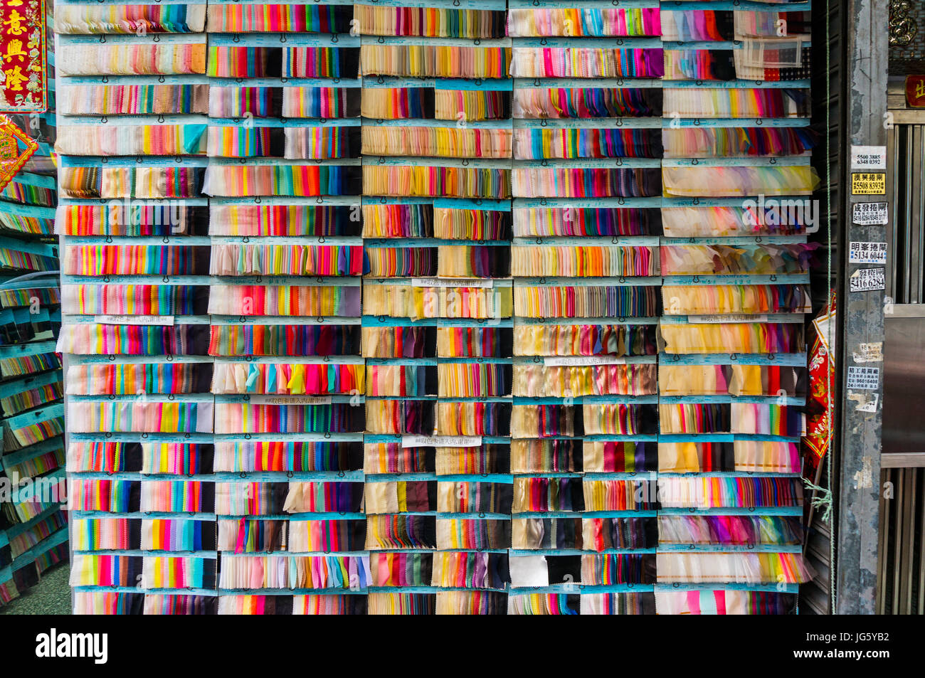 Selección de muestras de tela en una tienda en el distrito Garment de Hong Kong (Sham Shui Po), China Foto de stock