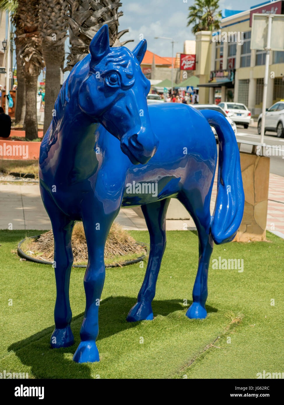 https://c8.alamy.com/compes/jg62rc/una-instalacion-de-arte-publico-de-ocho-caballos-azul-en-oranjestad-parte-del-proyecto-paarden-baai-caballo-bay-2015-representando-la-importancia-del-caballo-a-ar-jg62rc.jpg