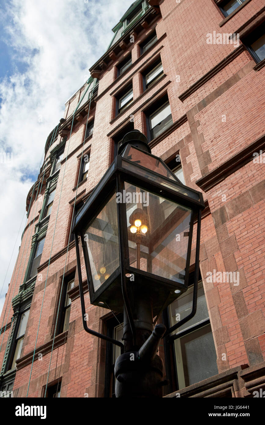 Farolas de gas iluminado durante el día en la calle alegría Beacon Hill, Boston, EE.UU. Foto de stock