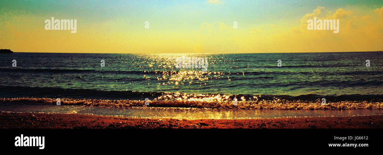 La reflexión de la luz del sol en el océano Foto de stock