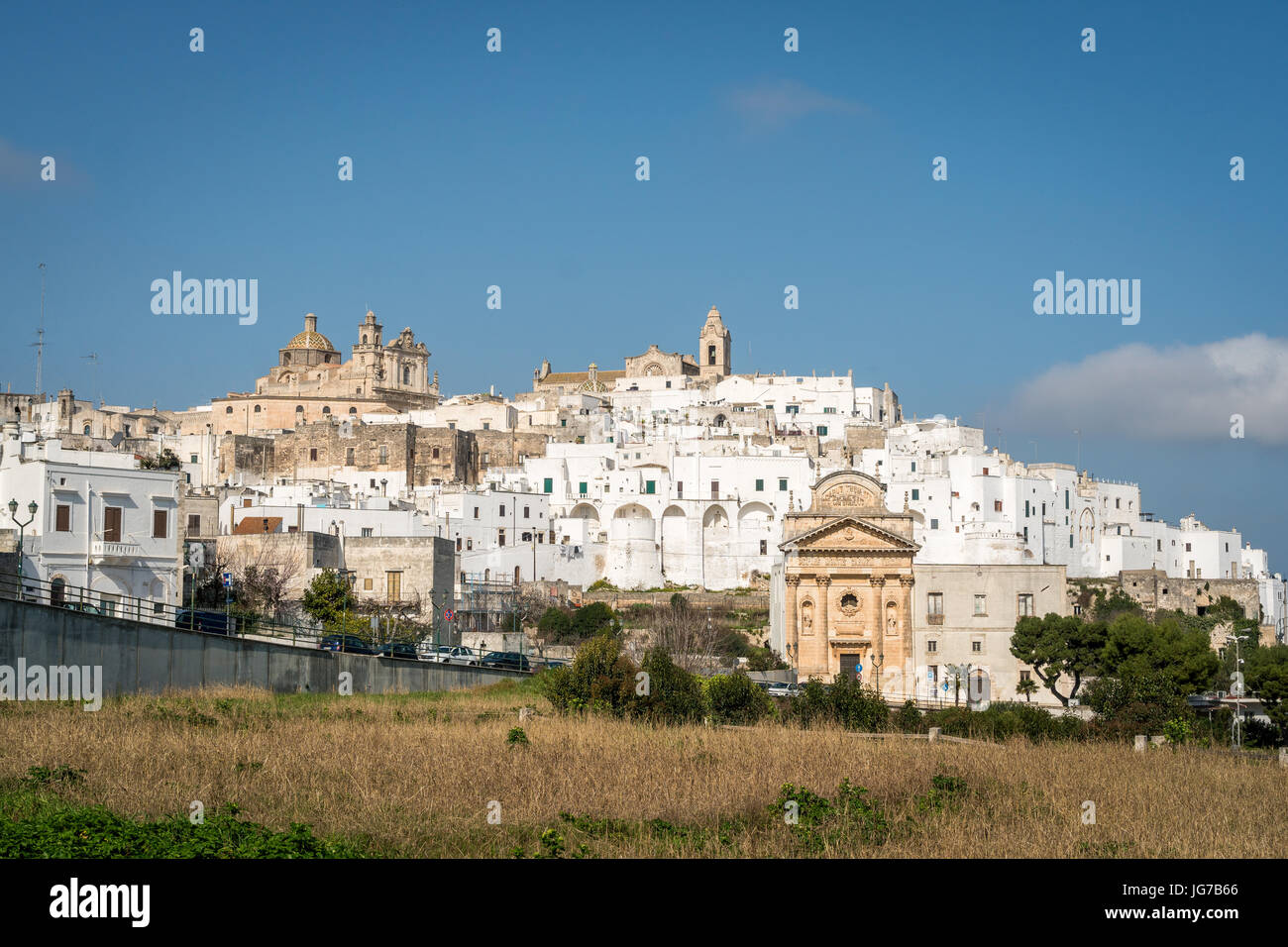 Ciudad Blanca de Ostuni panorama, Puglia, Italia Foto de stock