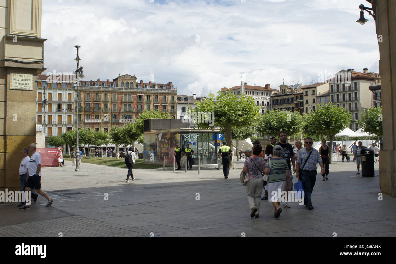 transmitir tema Perímetro Imagen de la Plaza del Castillo, en el centro de Pamplona, España, 25 de  junio de 2017. Hemingway solía visitar aquí a menudo durante sus estancias  en la ciudad. La plaza es