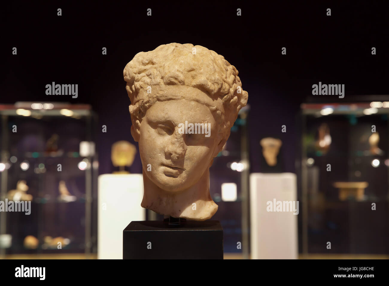 Londres, Reino Unido. 4 de julio, 2017. Un Photocall tuvo lugar antes de la venta de antigüedades Bonhams el jueves. Una cabeza de mármol romano de un sátiro Circa finales 1st-principios del siglo II A.D.mirando hacia abajo y a la izquierda, su rostro sereno, su espesor, cerraduras ondulado vinculada en un filete y coronado por una corona de bayas, su señaló orejas de cabra debajo, emergentes de 25,4 cm de alto.Crédito: Keith Larby/Alamy Live News Foto de stock