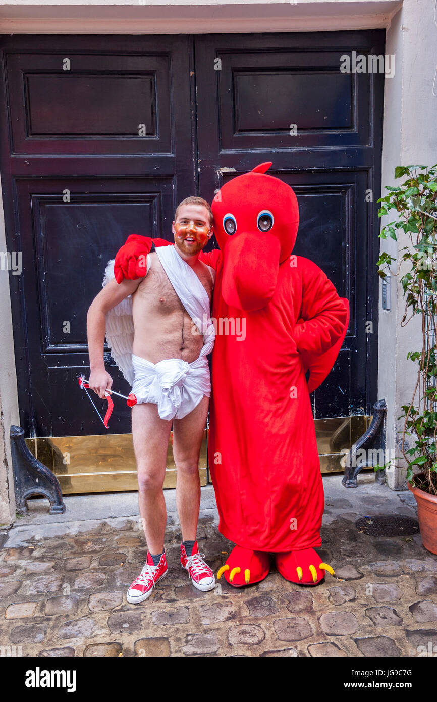 Los jóvenes vistiendo trajes divertidos como cupido en dParis, Francia  Fotografía de stock - Alamy