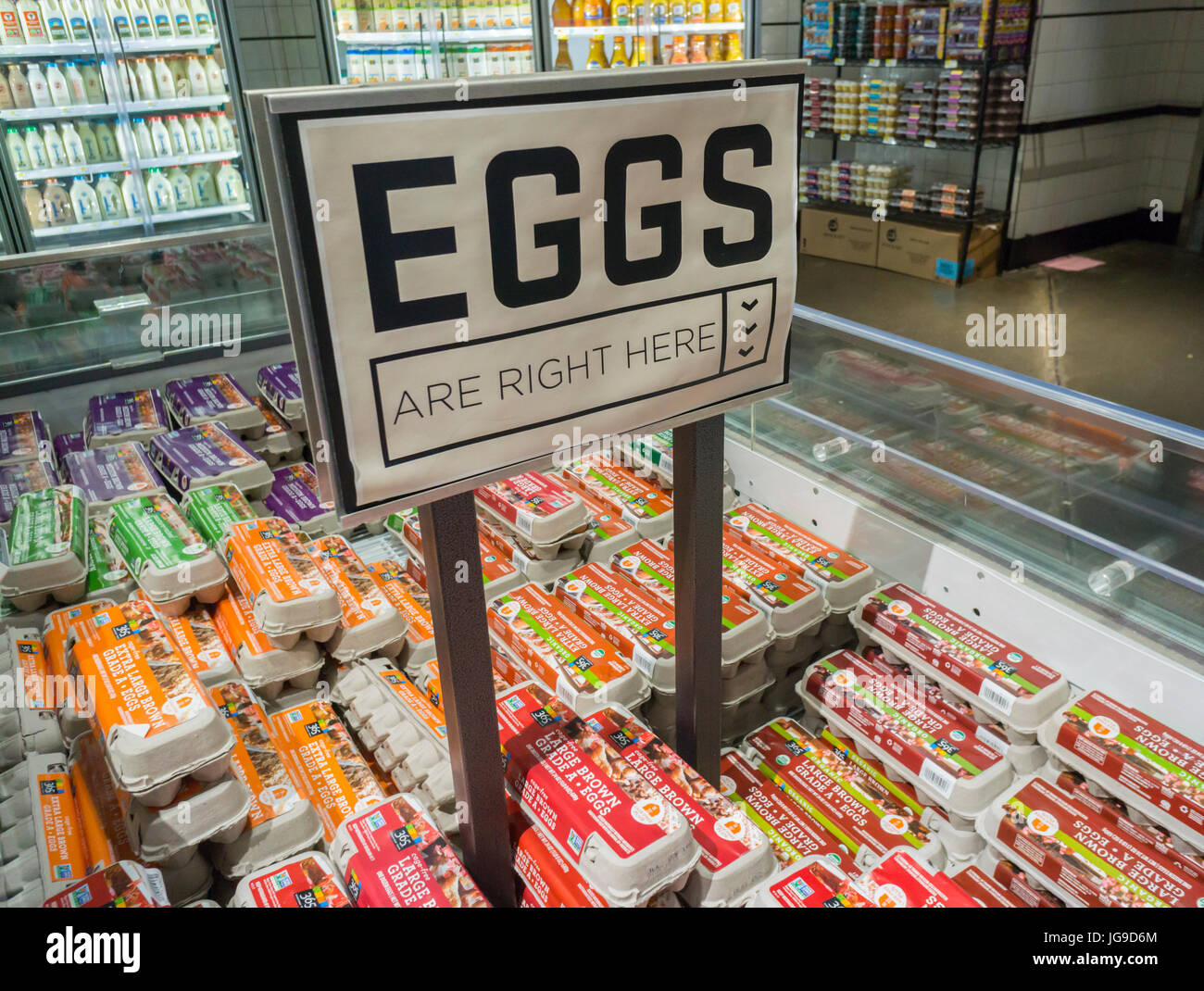 Cartones de huevos en venta en un supermercado en Nueva York el sábado, 1 de julio de 2017. Debido a un exceso de huevos en los últimos meses, estacional de los precios de los huevos son los más bajos que han sido en diez años.(© Richard B. Levine) Foto de stock