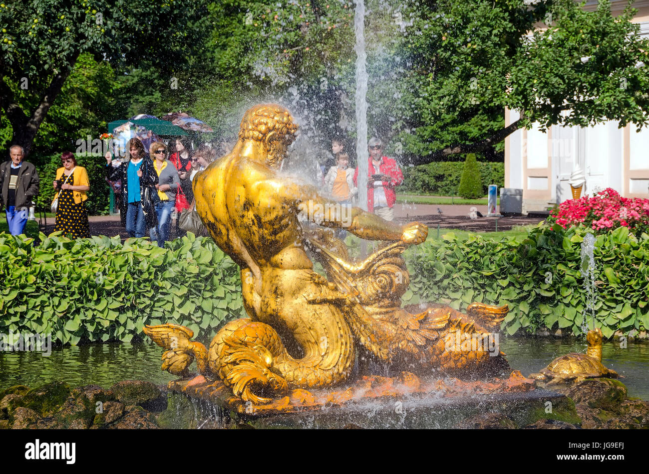 Palacio Peterhof Orangie jardín y fuente Triton representa un tritón lidiando las fauces de un monstruo de mar, cerca de San Petersburgo, Rusia Foto de stock