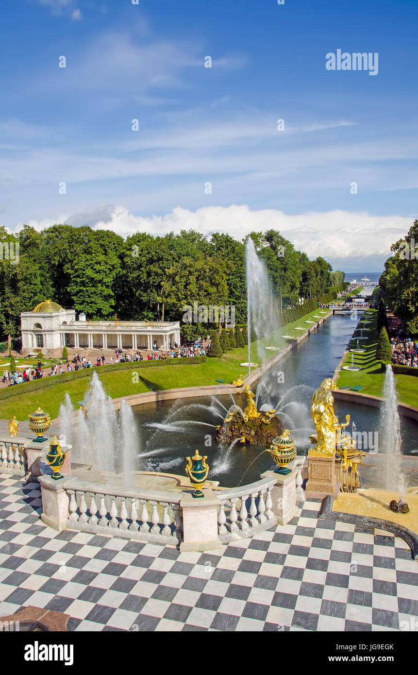 Palacio Peterhof gran cascada con fuentes y jardines en verano, situado cerca de San Petersburgo, Rusia Foto de stock