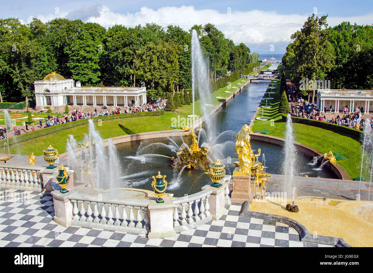 Palacio Peterhof gran cascada con fuentes y jardines en verano, situado cerca de San Petersburgo, Rusia Foto de stock