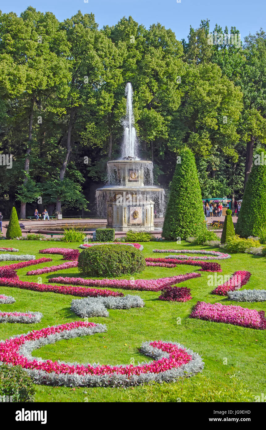 Palacio Peterhof Fuente inferior del jardín, cerca de San Petersburgo, Rusia Foto de stock