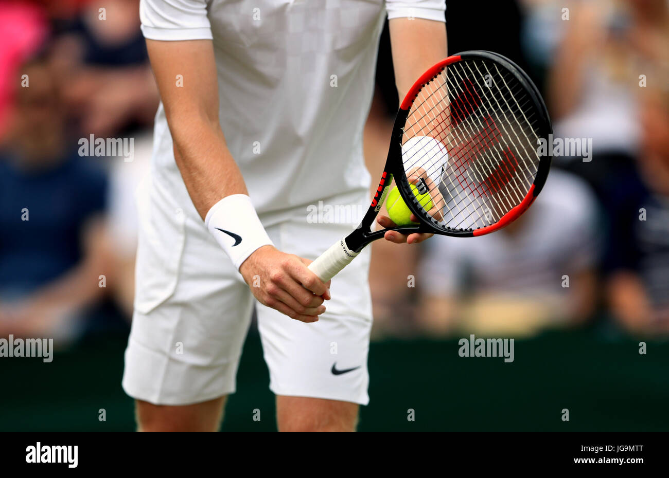 Detalle de la raqueta y Nike muñequeras de Kyle Edmund durante su partido  contra Alexander Ward en la segunda jornada de los campeonatos de Wimbledon  en el All England Lawn Tennis y