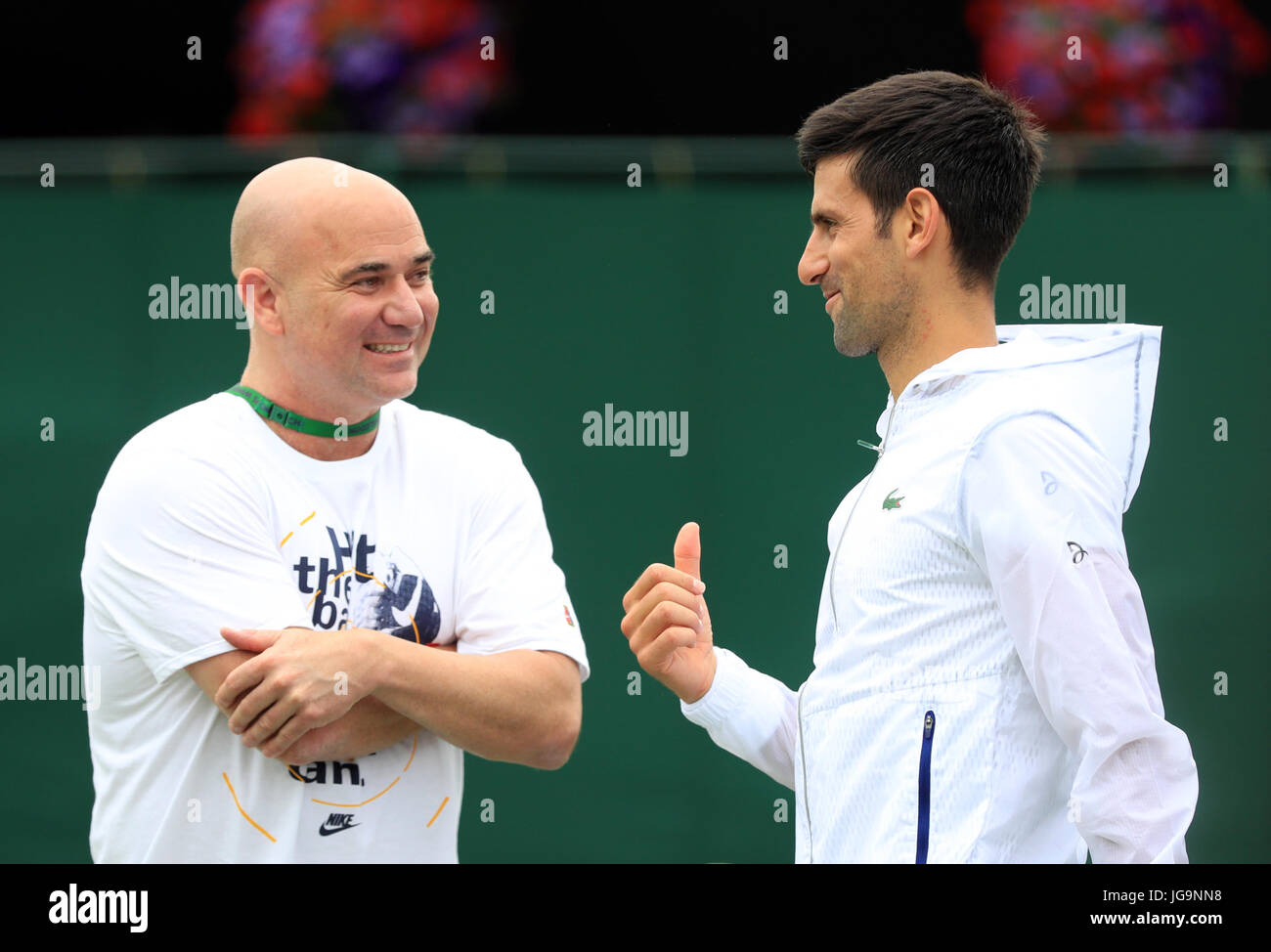 Tacto plan de estudios Figura Novak Djokovic con los entrenadores Andre Agassi en el segundo día de los  Campeonatos de Wimbledon en el All England Lawn tennis and Croquet Club,  Wimbledon Fotografía de stock - Alamy