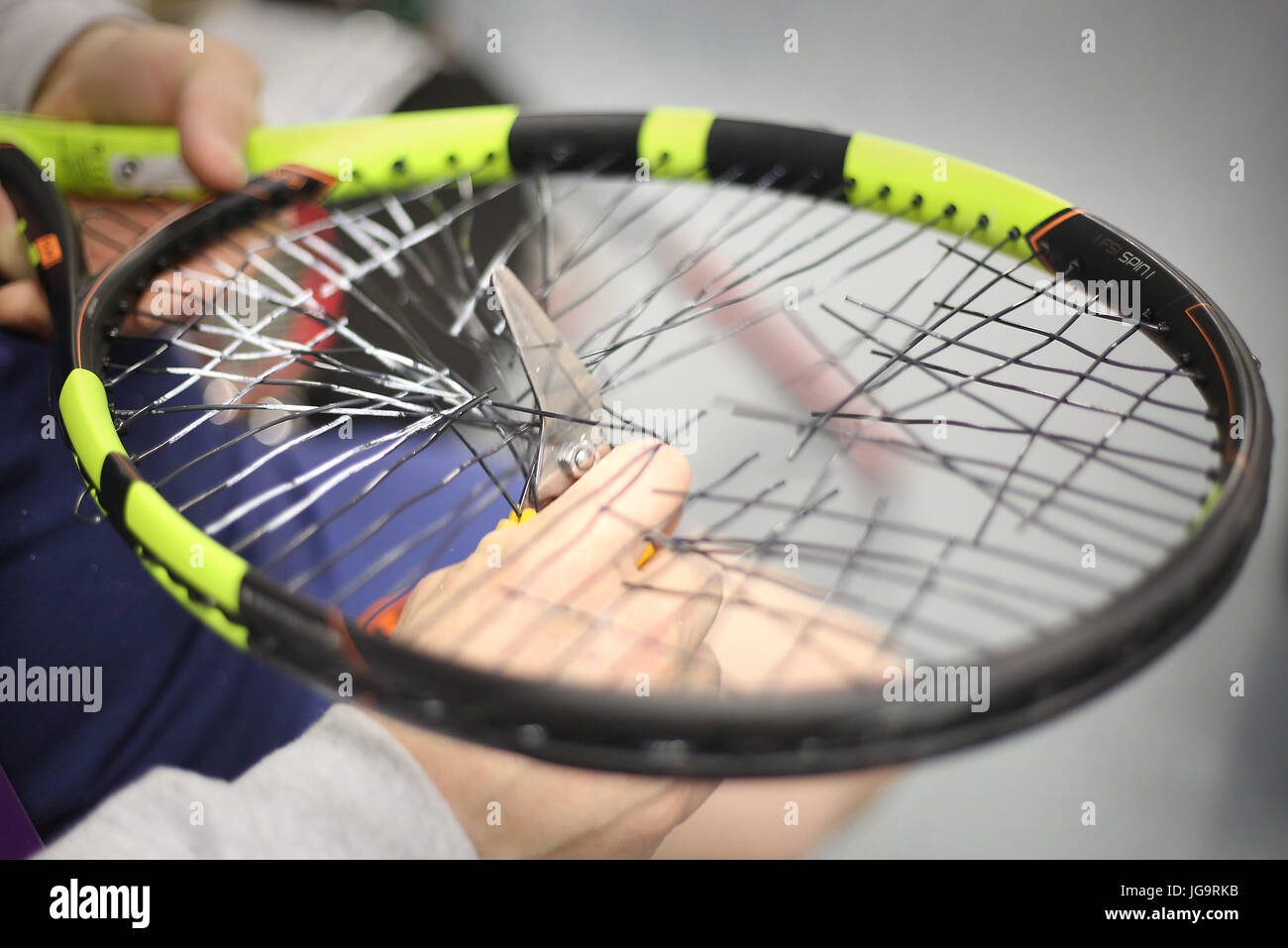 Casco de cadenas que se corte una raqueta en el tendido de habitación el  día dos de los campeonatos de Wimbledon en el All England Lawn Tennis y  Croquet Club, el Torneo
