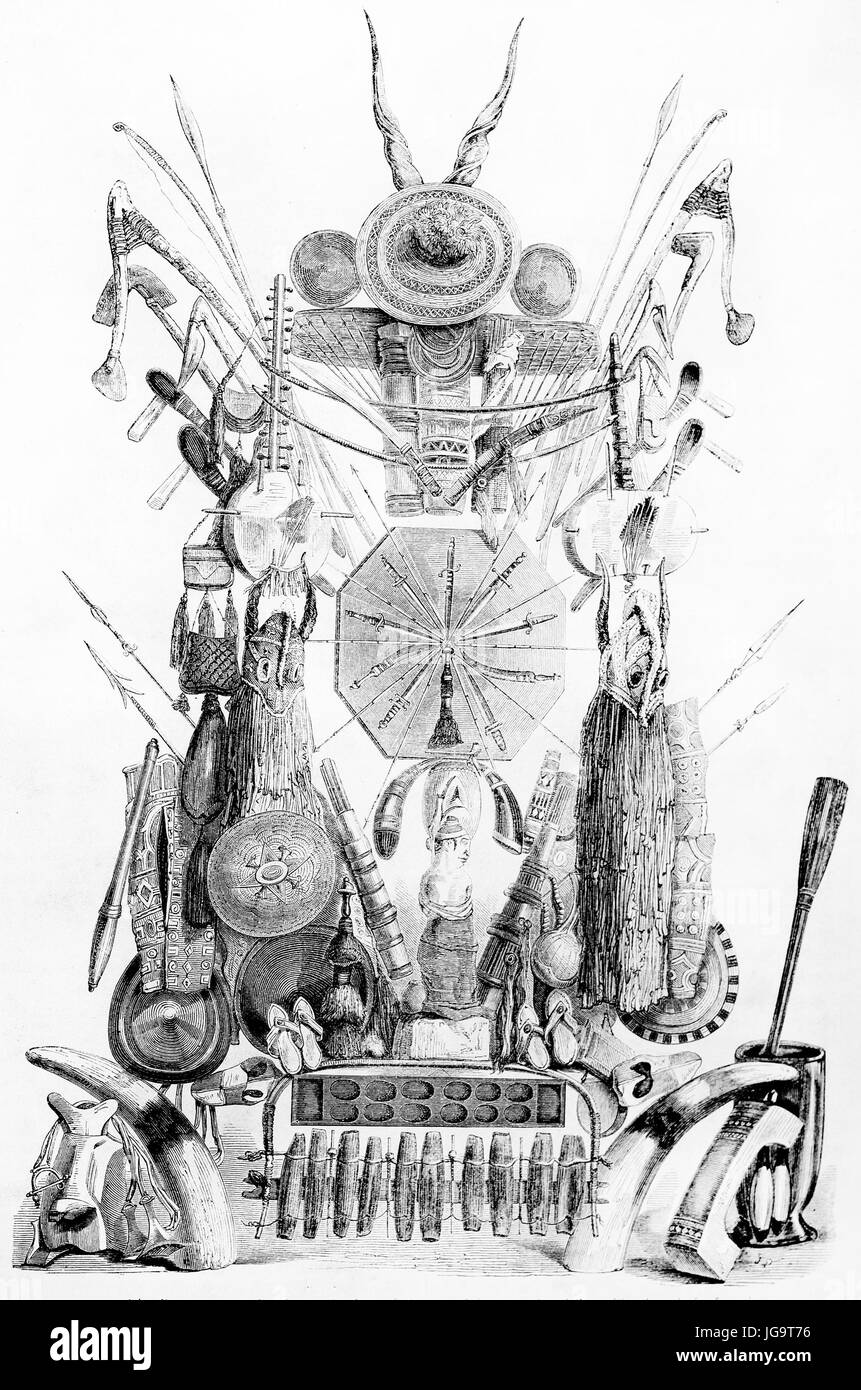 arreglo aislado de objetos artesanales tribales senegaleses sobre fondo blanco. Antiguo arte de estilo grabado en tonos grises de Pelcoq, publicado en 1861 Foto de stock