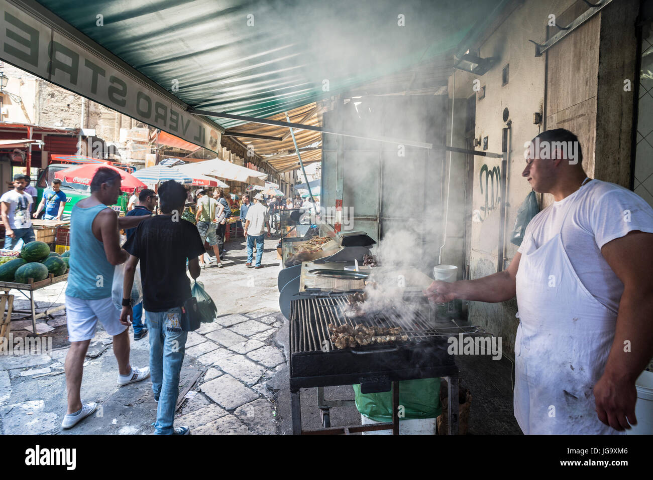 Vendedor ambulante de alimentos en el mercado Ballaro Albergheria en el distrito central de Palermo, Sicilia, Italia. Foto de stock