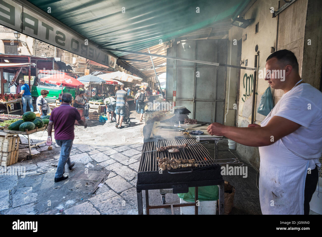 Vendedor ambulante de alimentos en el mercado Ballaro Albergheria en el distrito central de Palermo, Sicilia, Italia. Foto de stock