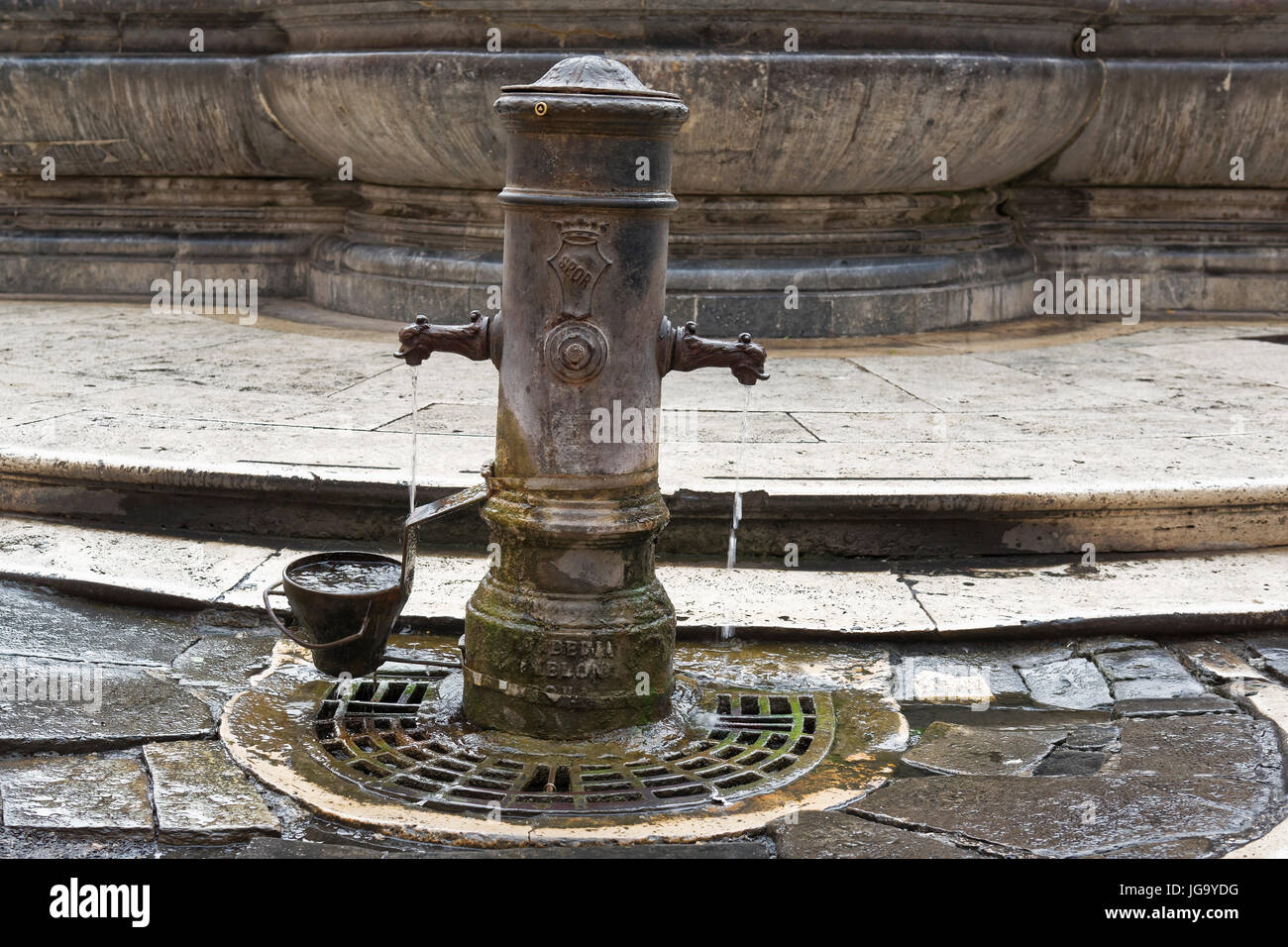 Son llamados nasoni bebederos públicos en Roma que distribuyen agua potable  gratuita. Este nombre está inspirado en el típico grifo, hierro curvo  Fotografía de stock - Alamy