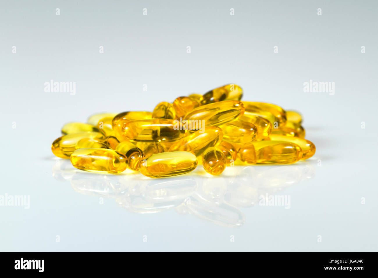 Cápsulas de aceite de pescado de omega 3. Cerrar cápsulas de aceite de pescado sobre fondo blanco. El suplemento de alta vitamina E y omega 3 DHA. Foto de stock