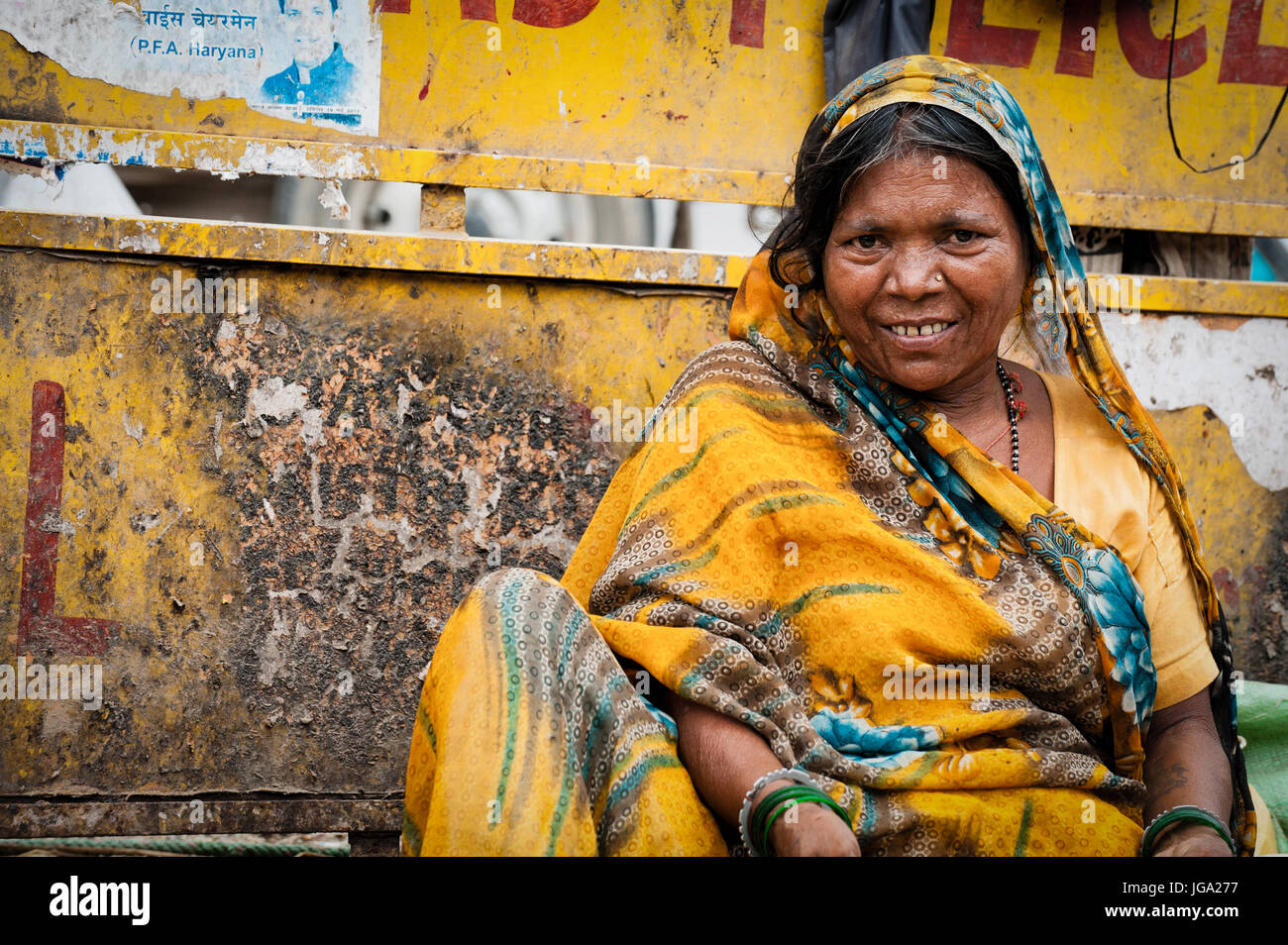 Elder mujer India vendiendo verduras en el mercado local. Aldea Rural, Rajasthan, India Foto de stock