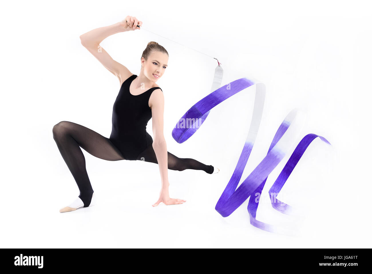 Equipo de gimnasia rítmica de 11-12 años de edad las niñas posando con aros  en pabellón de deportes Fotografía de stock - Alamy