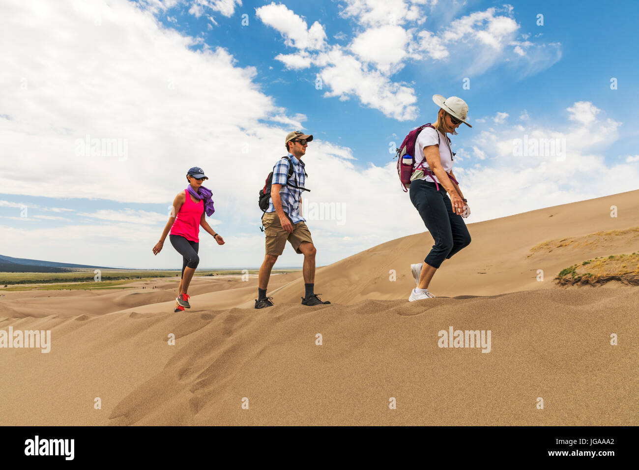 Los visitantes explorar el Gran Parque Nacional de las dunas de arena y conservar; Valle de San Luis, Colorado, EE.UU.; 44,246 acres & el preservar un adicional de 41,686 acres Foto de stock