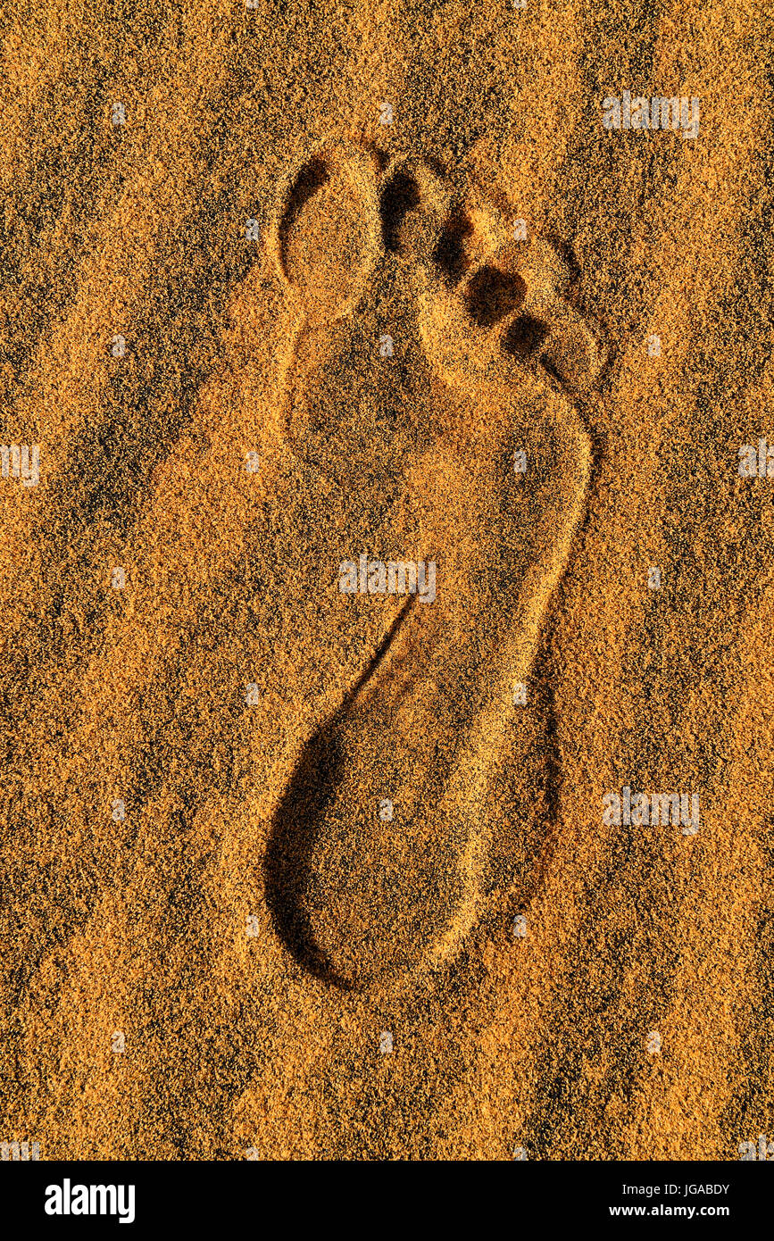 Huella humana en la arena, el Tassili n'Ajjer Parque Nacional, Sitio del Patrimonio Mundial de la UNESCO, el desierto del Sahara, Argelia Foto de stock