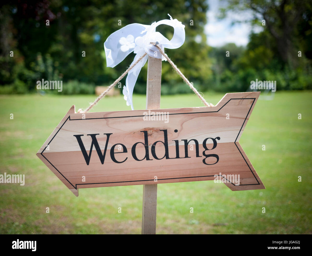 Un signo de bodas de madera dando indicaciones para la ceremonia de la boda Foto de stock