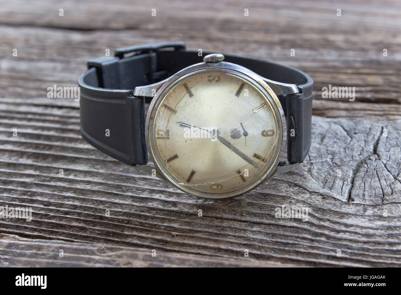 Antiguo reloj de pulsera hombres rotos en placa de madera Fotografía de  stock - Alamy