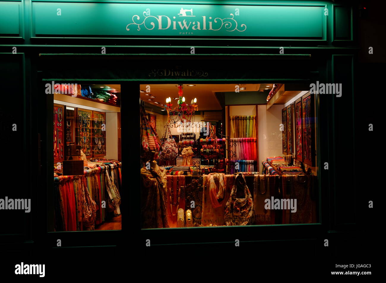 Shopfront nocturno en Montmartre, Paris, Francia Foto de stock