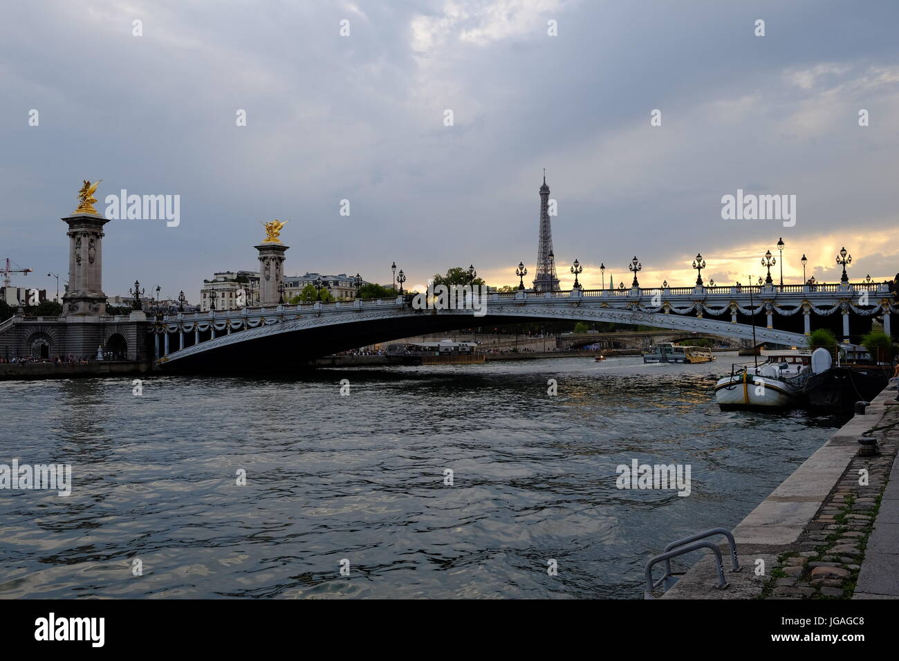El Puente Alexandre III en París con la Torre Eiffel en el fondo Foto de stock