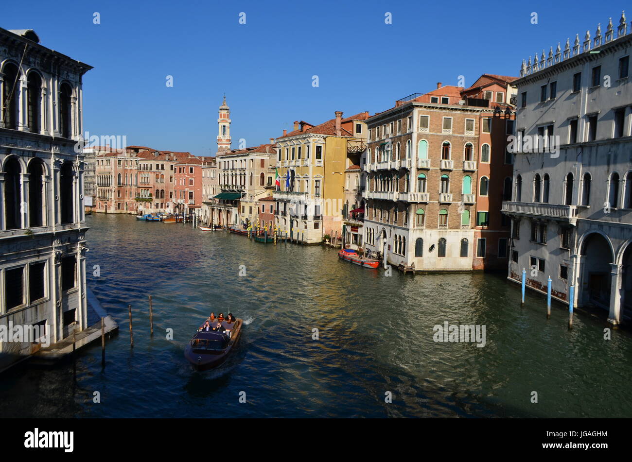 Vista del puente de turistas en un barco en el Canal de Venecia, Italia Foto de stock