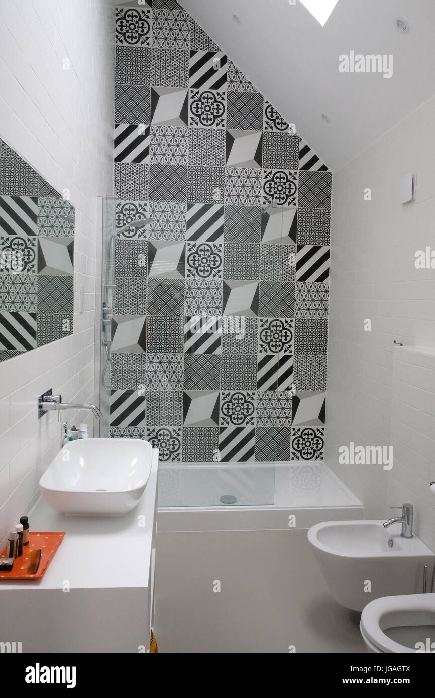 Cuarto de baño contemporáneo con azulejos de mosaico monocromo Fotografía  de stock - Alamy