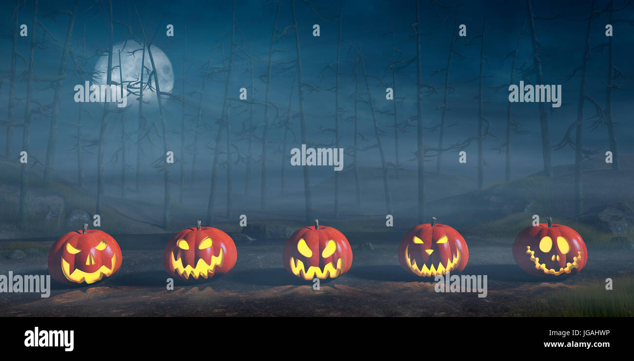 Una fila de Jack O'Lanterns en un terrorífico y brumoso paisaje de Halloween en la noche. Foto de stock