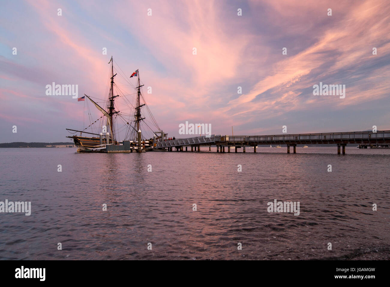 Port Townsend sunset con velero de madera Lady Washington. Foto de stock