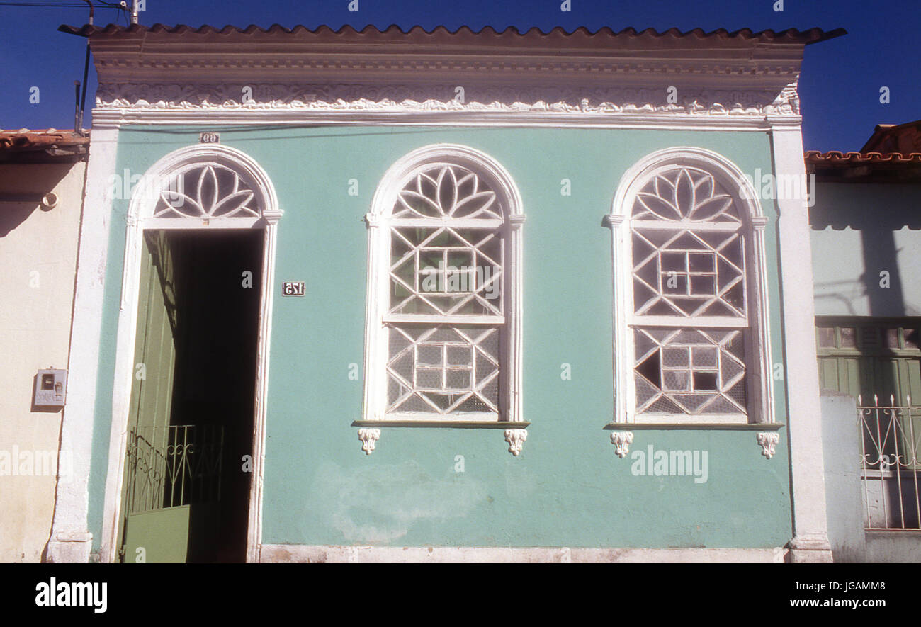 Casas, calles, Caravelas, Bahia, Brasil Foto de stock