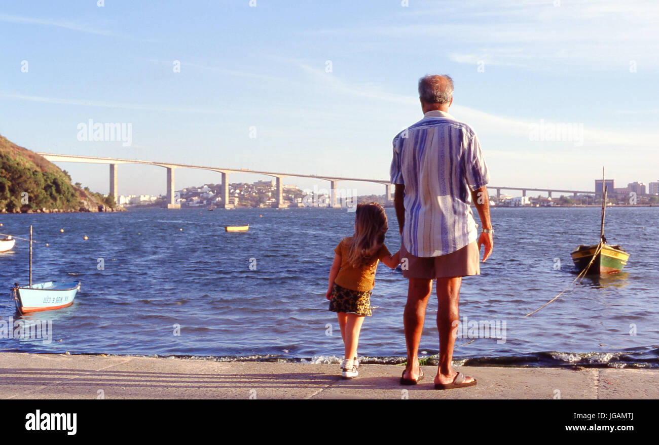 Hombre, niño, puente mar, Vitoria, Espirito Santo, Brasil Foto de stock