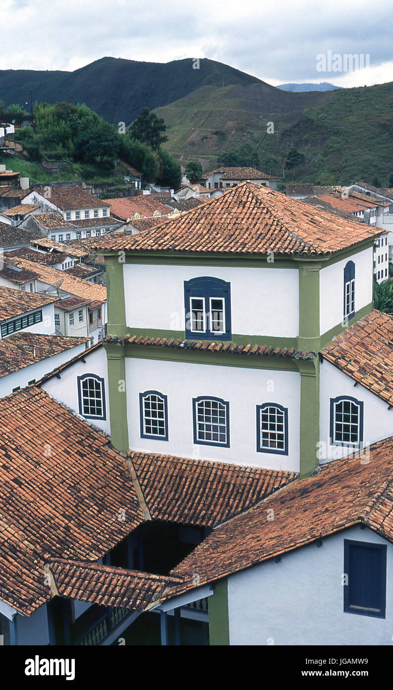 Casas, vegetación, Ouro Preto, Minas Gerais, Brasil Foto de stock