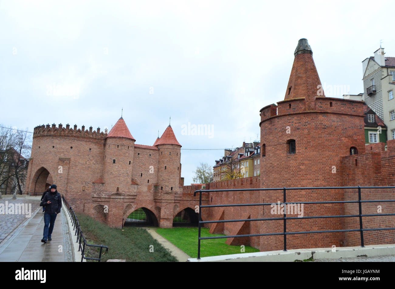 Vista de la calle de la barbacana de Varsovia en Varsovia, Polonia Foto de stock