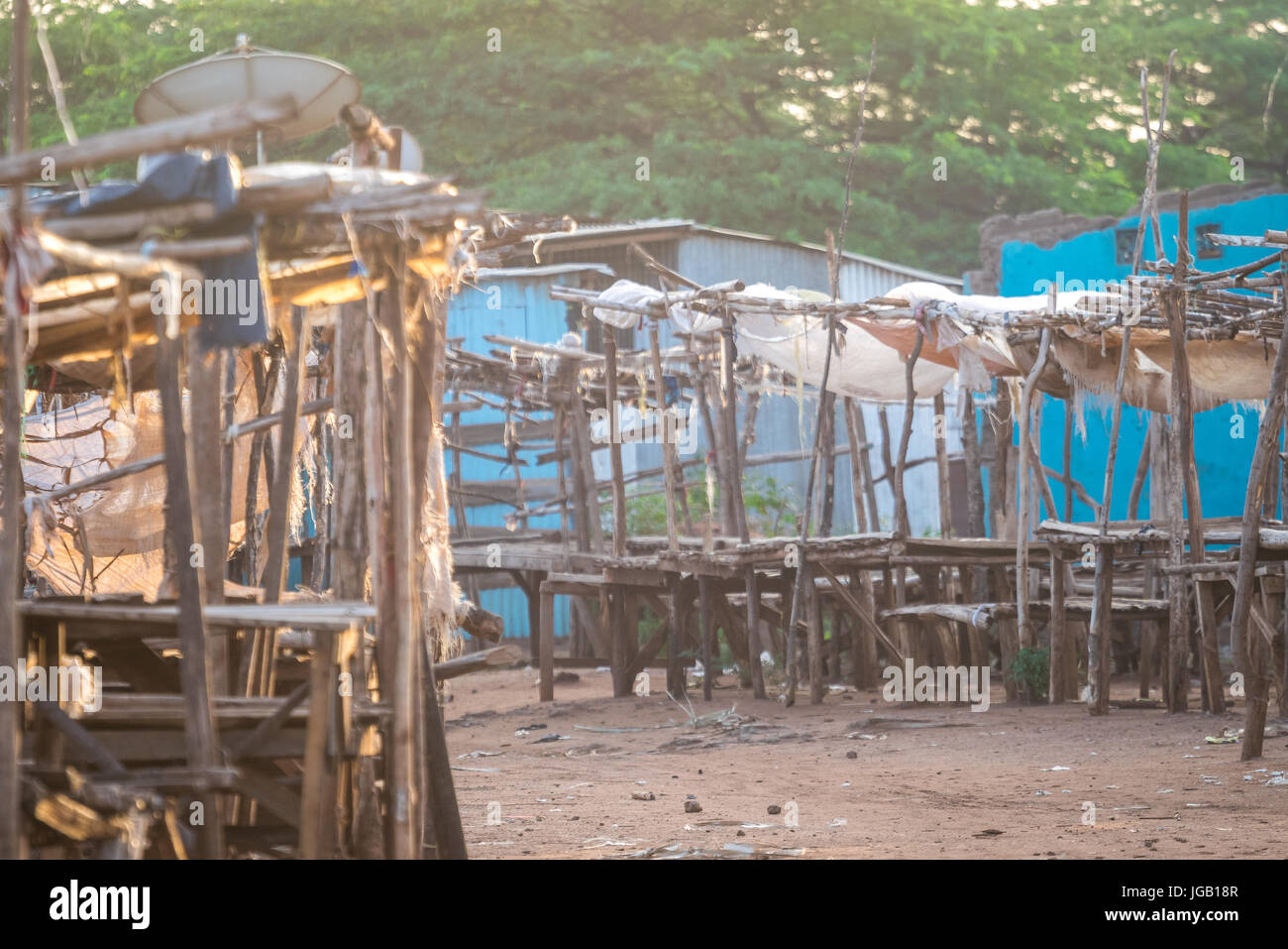 Mercado al aire libre - muy temprano en la mañana en taveta, Kenya, Africa. Foto de stock