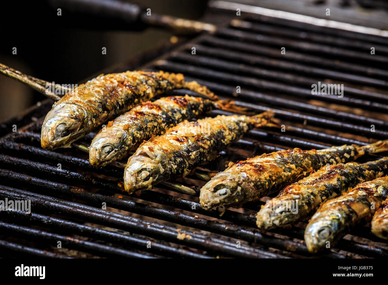 Recién sardinas asadas a la parrilla, Portugal Fotografía de stock - Alamy