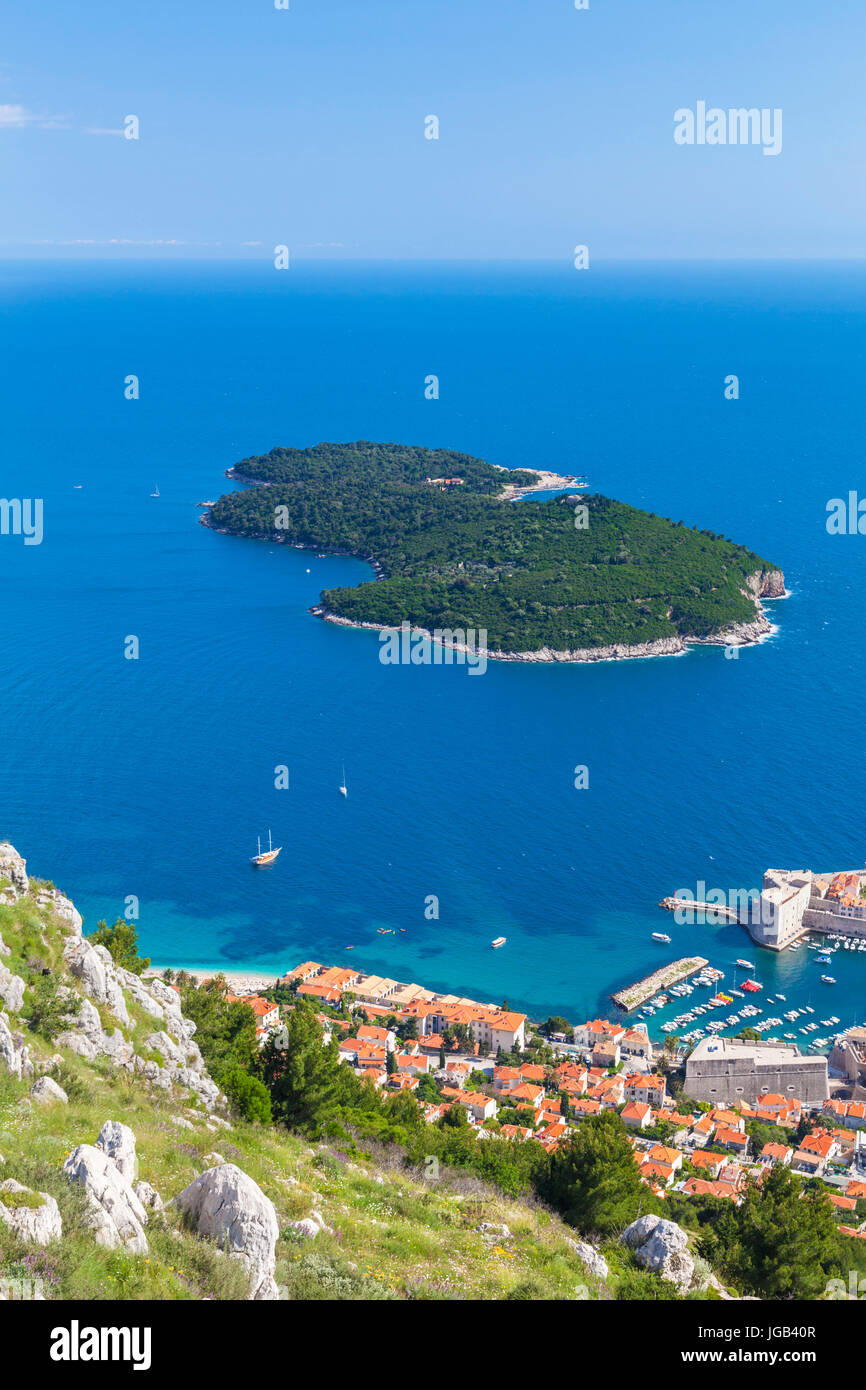 Croatia Dubrovnik Croacia costa dálmata vista aérea del puerto de Dubrovnik y la isla Lokrum mar Adriático desde el Monte Srd Dubrovnik Croacia Foto de stock