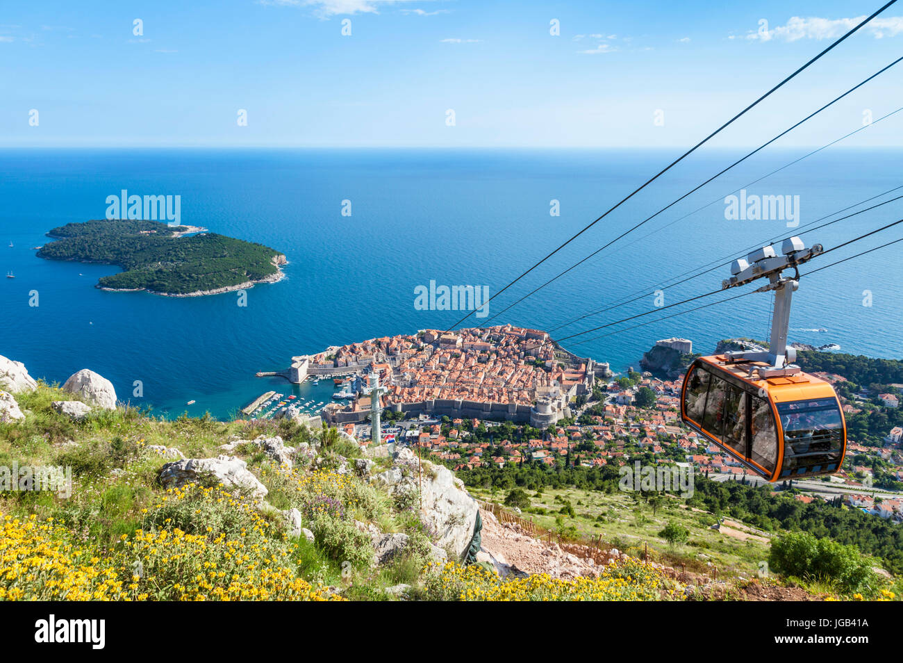 Dubrovnik Croacia costa dálmata dubrovnik teleférico hasta el Monte Srd Dubrovnik casco antiguo vista aérea de la isla de Lokrum Dubrovnik, Croacia Europa Foto de stock