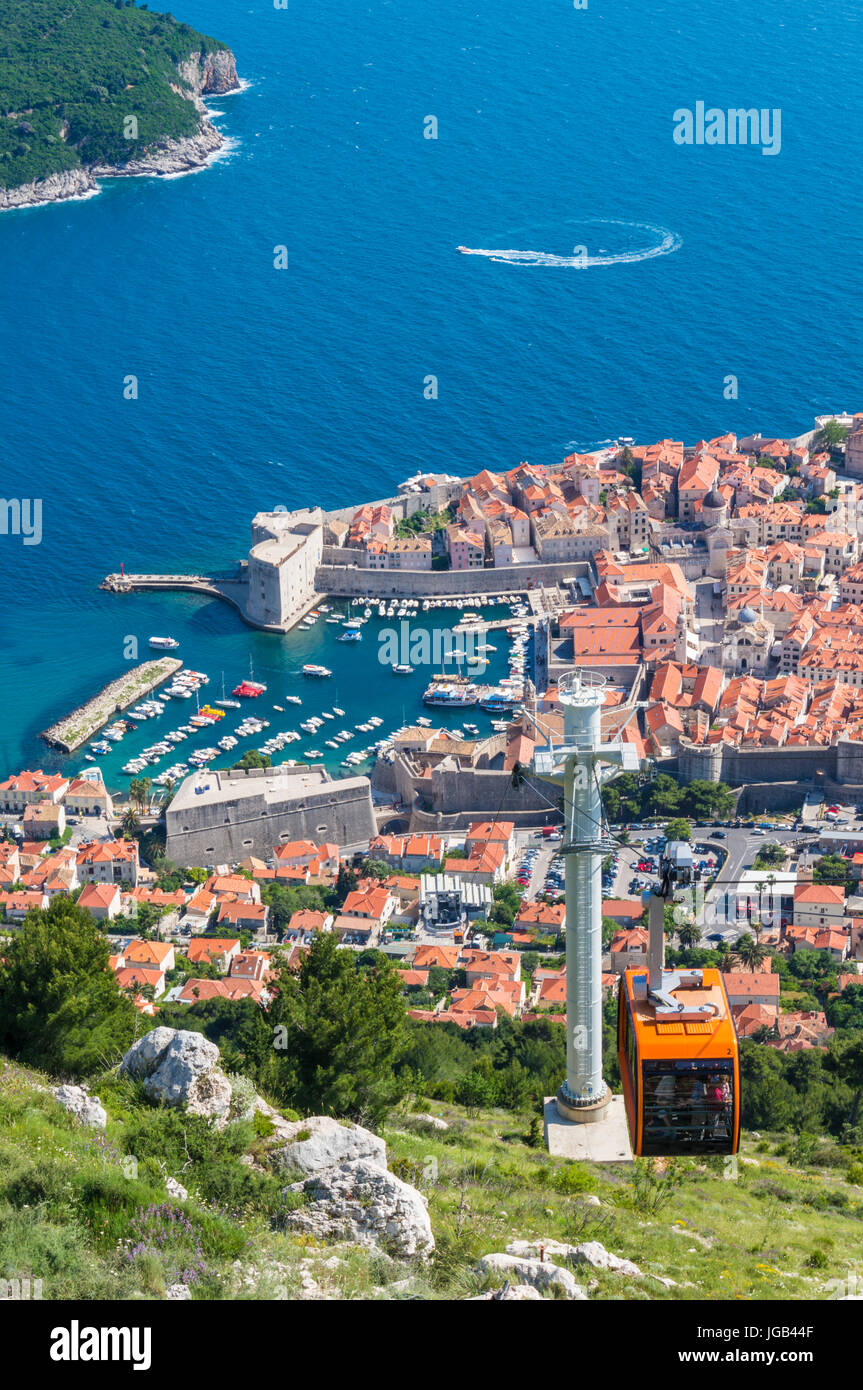 Dubrovnik Croacia costa dálmata dubrovnik teleférico hasta el Monte Srd vista aérea de la ciudad vieja de Dubrovnik, Dubrovnik, la costa Dálmata, Croacia Europa Foto de stock