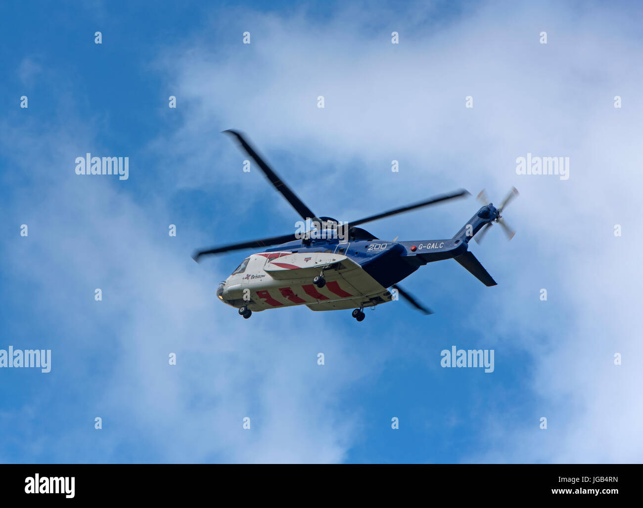 Bristols S92un helicóptero en vuelo de entrenamiento a través del aeropuerto de Inverness en la región de tierras altas en las Highlands escocesas. En el Reino Unido. Foto de stock