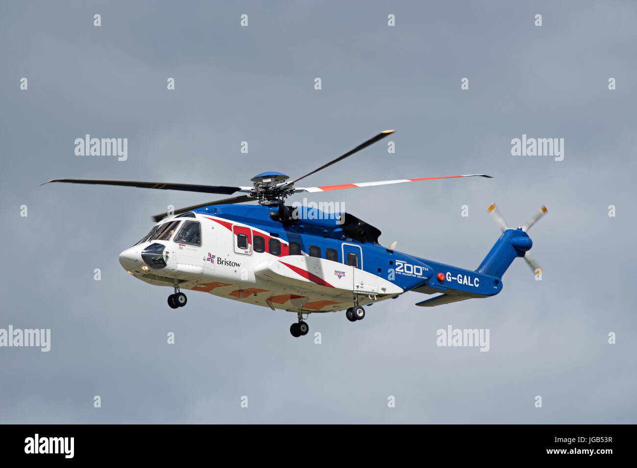 Bristols S92un helicóptero en vuelo de entrenamiento a través del aeropuerto de Inverness en la región de tierras altas en las Highlands escocesas. En el Reino Unido. Foto de stock