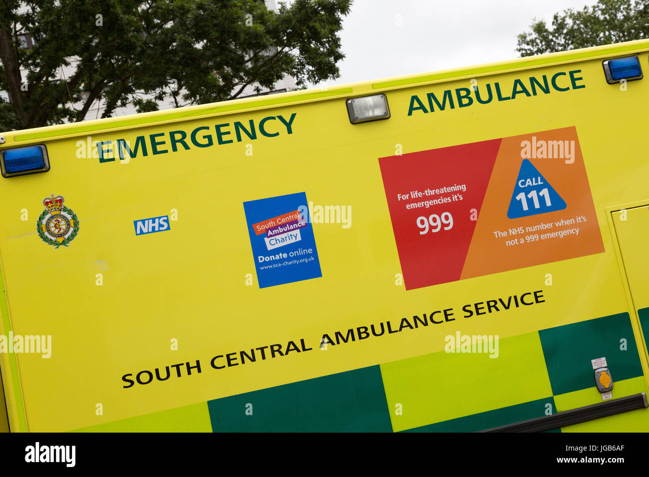 Cerca de una ambulancia Servicio de Ambulancia de South Central, Oxford, Reino Unido Foto de stock