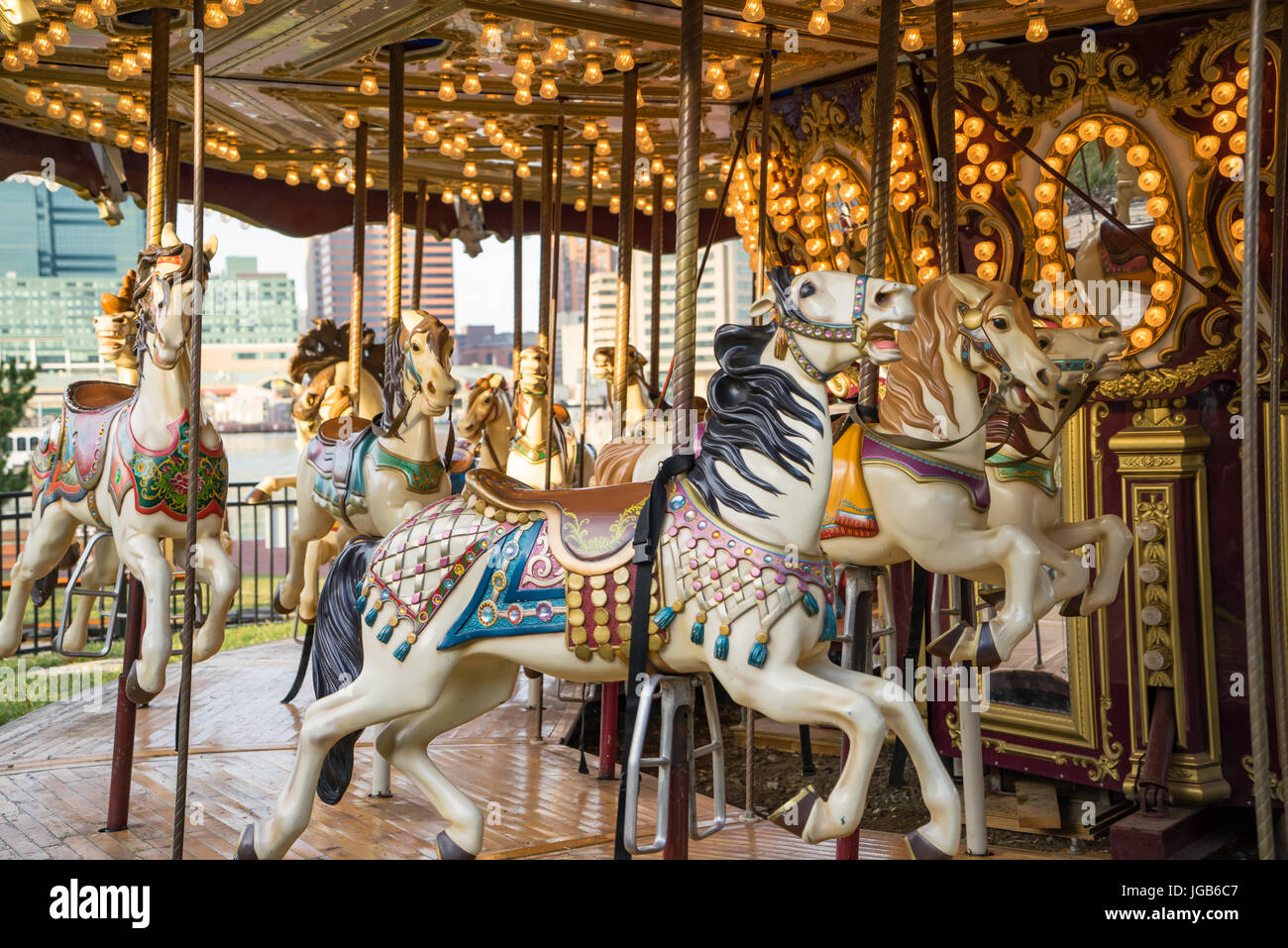 Los caballos en un antiguo, vintage merry go round Foto de stock